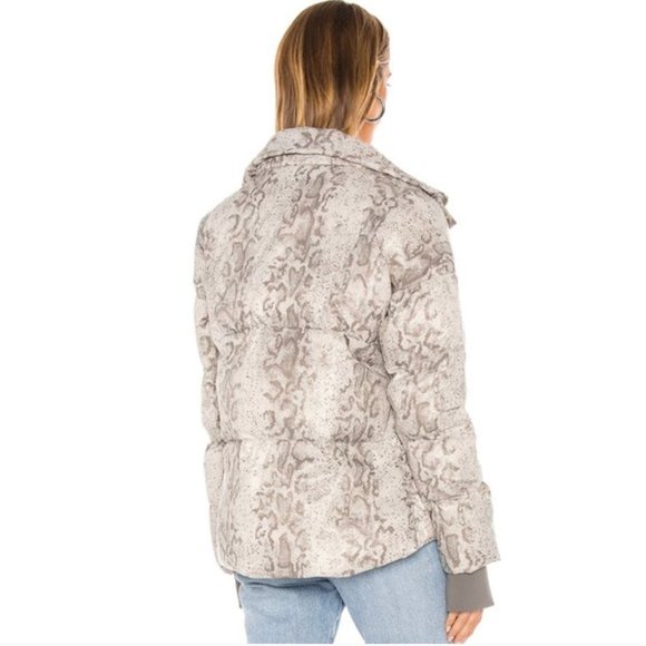 ❤️NWOT Varley Highland Puffer Jacket Grunge Snake Size Small - Picture 6 of 16